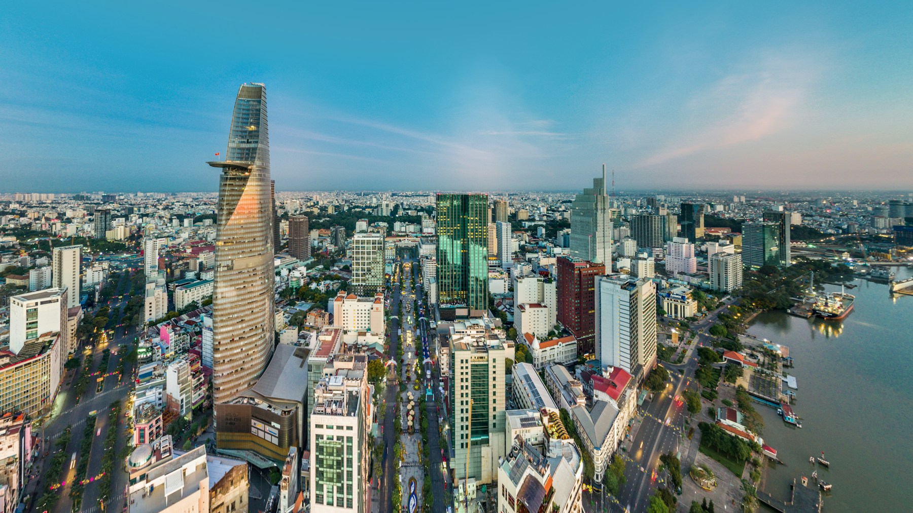 Công trình, đường phố và sông Sài Gòn tại trung tâm Thành phố Hồ Chí Minh